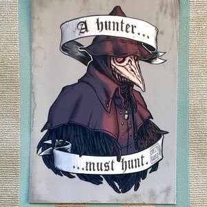 Può includere: Un'illustrazione in bianco e nero di un cacciatore che indossa un lungo mantello con cappuccio e una maschera a forma di uccello. Il cacciatore tiene un rotolo su cui è scritto "A hunter... must hunt."