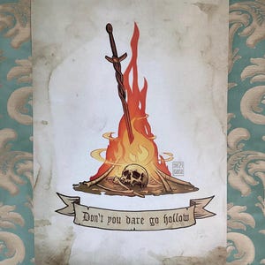 Könnte beinhalten: Eine Illustration im Vintage-Stil eines Lagerfeuers mit einem Schwert, das in der Mitte steckt. Ein Schädel sitzt in den Flammen. Der Text "Don't you dare go hollow" ist auf einem Banner unter dem Lagerfeuer geschrieben.