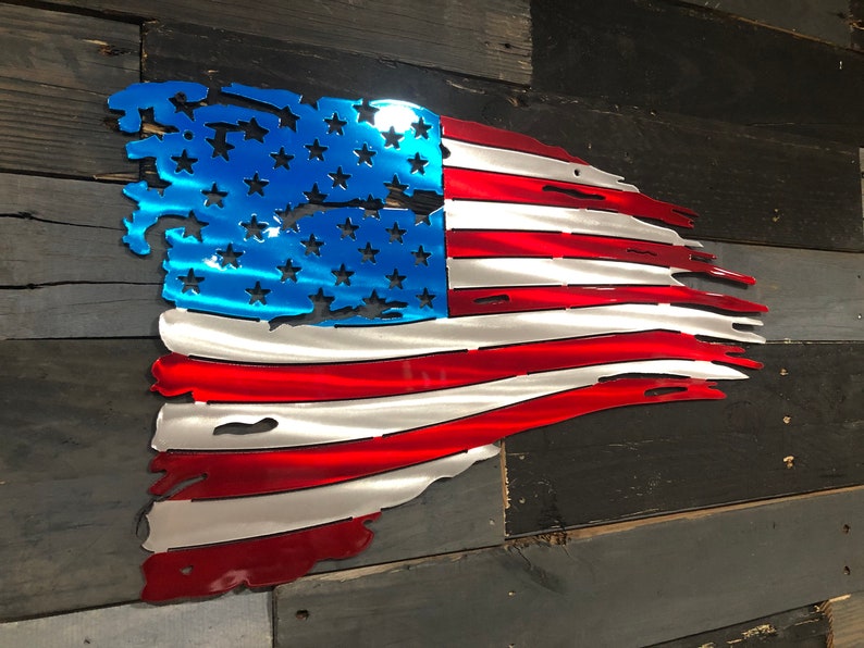 Distressed Metal American Flag: Tattered USA Wall Art afbeelding 2