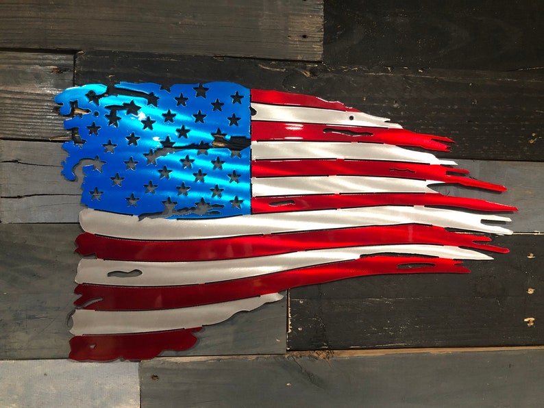 Distressed Metal American Flag: Tattered USA Wall Art afbeelding 1
