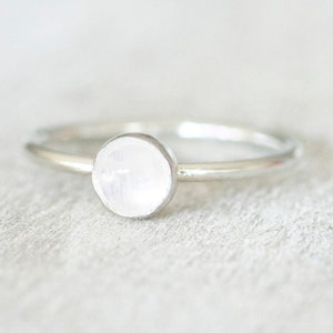 Anillo de plata fina con piedra lunar de 5 mm, anillo de plata esterlina, anillo delicado apilable, anillo de aniversario, anillos de plata para mujeres, anillo con piedra natal de junio