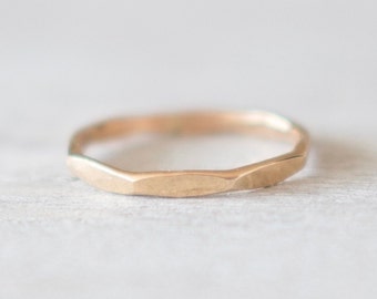 Anillo martillado facetado de oro, anillo relleno de oro de 14k, anillos apilables de oro, anillo simple, anillo minimalista, anillos de oro para mujer