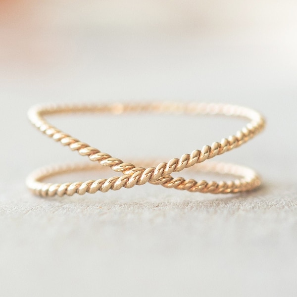 Super dünner Gold Twist X Ring, Criss Cross Ring, Zierliche Gold Filled Ring, 14k Goldringe für Frauen, Zarter Ring, Stapelring