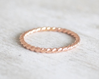 Anillo retorcido de oro rosa, anillos apilables chapados en oro rosa, anillos de oro rosa de 14k para mujer, anillo para el pulgar, regalo para ella, anillo de aniversario