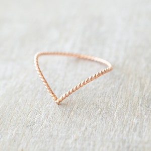 Anillo de oro rosa superfino con diseño de chevron, relleno de oro rosa, delicado, apilable, de 14 k para mujer.