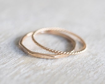 Dunne gouden ring set van 2, gouden draairing, gouden gefacetteerde gehamerde ring, sierlijke gold filled ringen, 14k gouden ringen voor vrouwen