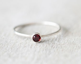 Anel de prata super fino com granada de 3 mm, anel de prata de lei, anel com pedra preciosa, anel com pedra do mês de janeiro, anel delicado, anéis para mulheres
