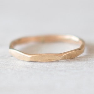Gold Facettierter gehämmerter Ring, 14k Gold Filled Ring, Gold stapelbare Ringe, einfacher Ring, minimalistischer Ring, Goldringe für Frauen