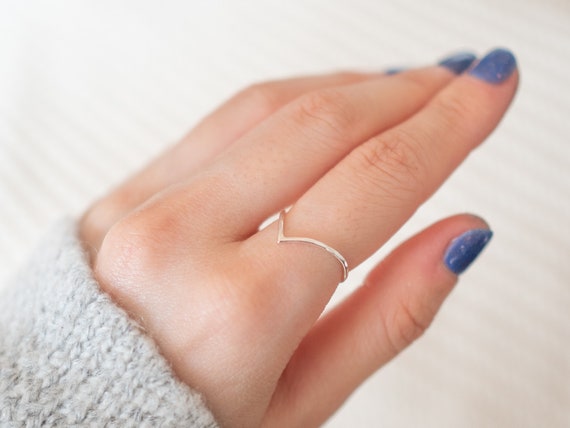 Anello Chevron In Argento Sterling: Delicato Anello A Corona - Foto 8