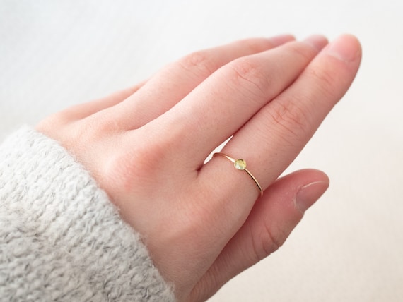 Bague peridot super fine en or 3 mm bague delicate remplie d or bagues en or 14 carats pour femme bagues en or bague avec pierre de naissance du mois d aout Etsy
