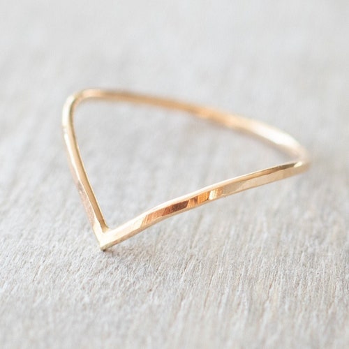 Bague super fine en or martelé à chevrons, bague en V en or, bague fine remplie d'or, bague en or à superposer, bagues en or 14 carats pour femme