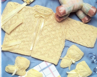 Padrão de tricô de enxoval de bebê com diamantes e renda