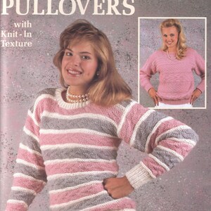 Può includere: Un opuscolo di modelli di maglia con due donne che indossano maglioni a righe. La copertina presenta il titolo "Pretty Pullovers with Knit-In Texture" e il testo "Leaflet 458 $2.50".