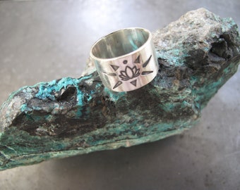 Lotus power ring  cigar band style