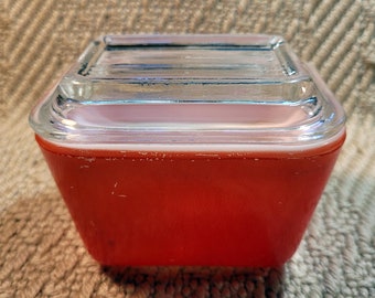 Plato de refrigerador con tapa de Pyrex vintage, vaso de leche rojo y blanco, década de 1950