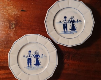 Dos platos vintage azules y blancos de 6" presentan una pareja holandesa hecha en Alemania