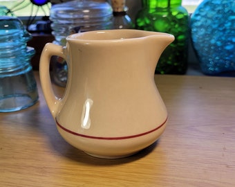 Shenango China Creamer Tan con franja roja 1961