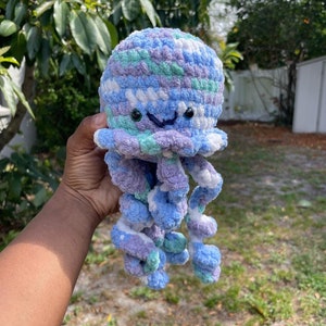 Jellyfish plush toy, crocheted. Amigurumi.
