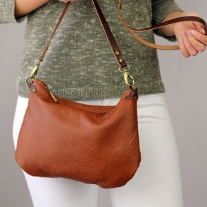 Sac à bandoulière en cuir marron - sac en cuir souple - sac de taille moyenne - sac à main à bandoulière. Un format idéal pour les essentiels de tous les jours.