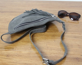Unisex Leather Fanny Pack: Travel Waist Belt with Silver Hardware