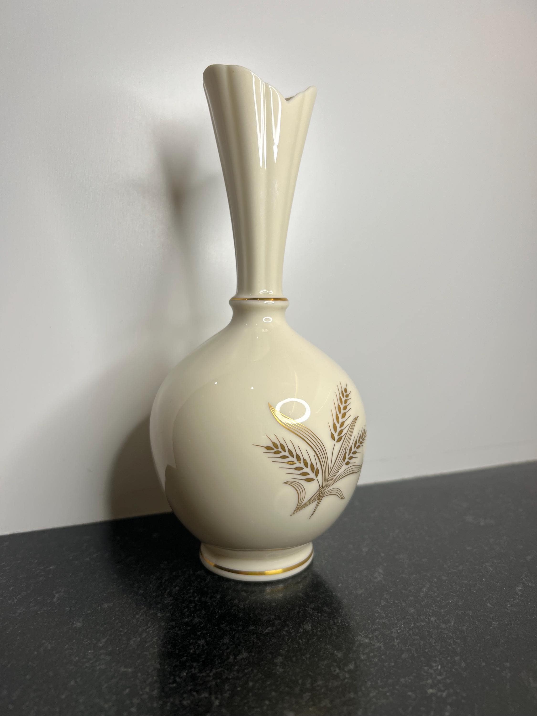 アメリカ　LENOX 製　白いセラミック花瓶 フローラルデザイン アメリカ LENOX 製 白いセラミック花瓶 フローラルデザイン - メルカリ