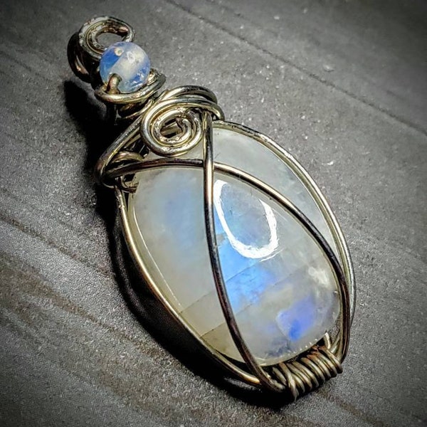 Collier pendentif fantaisie, magnifique, orné, flashy, bleu riche et unique avec pierre de lune arc-en-ciel et opale opalite argentée en fil d'acier inoxydable enveloppé