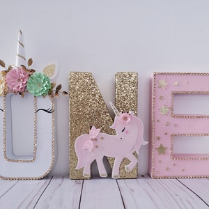 Unicornio Una letras, UN signo de apoyo de la foto, Fiesta de cumpleaños unicornio, Unicornio, Letras de pie gratis, Decoración del pastel smash