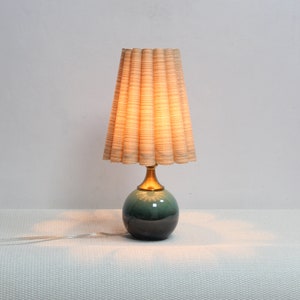 Duzy handmade scallop shape khaki stripes fabric and ceramic base table lamp-46#, 110-240V/50-60Hz