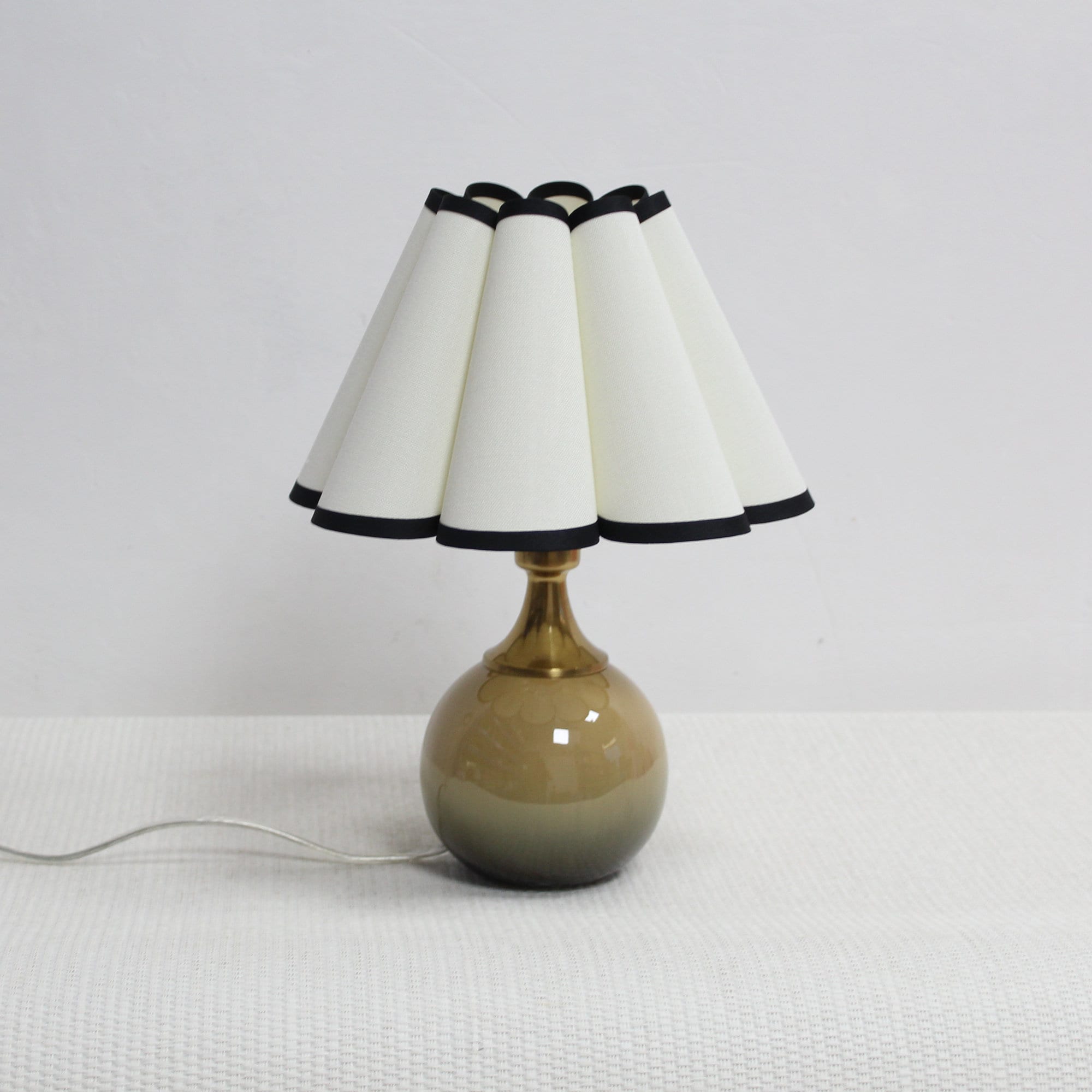Duzy handmade scallop shape beige fabric and ceramic base table lamp-6#, 110-240V/50-60Hz