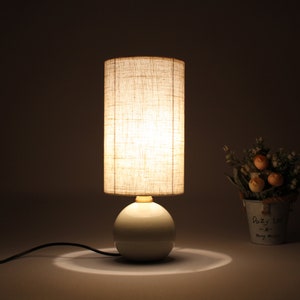Ręcznie robiona lampka nocna z lnu w kolorze khaki: ceramiczna podstawa, nowoczesny wystrój domu