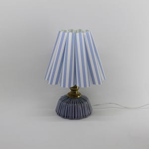 Hellblaue, gestreifte Stofflampe mit Keramikfuß, Heimdekorationsbeleuchtung - 100#