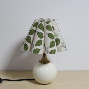 Duzy handmade scallop shape leaf pattern fabric and ceramic base table lamp-120#, 110-240V/50-60Hz