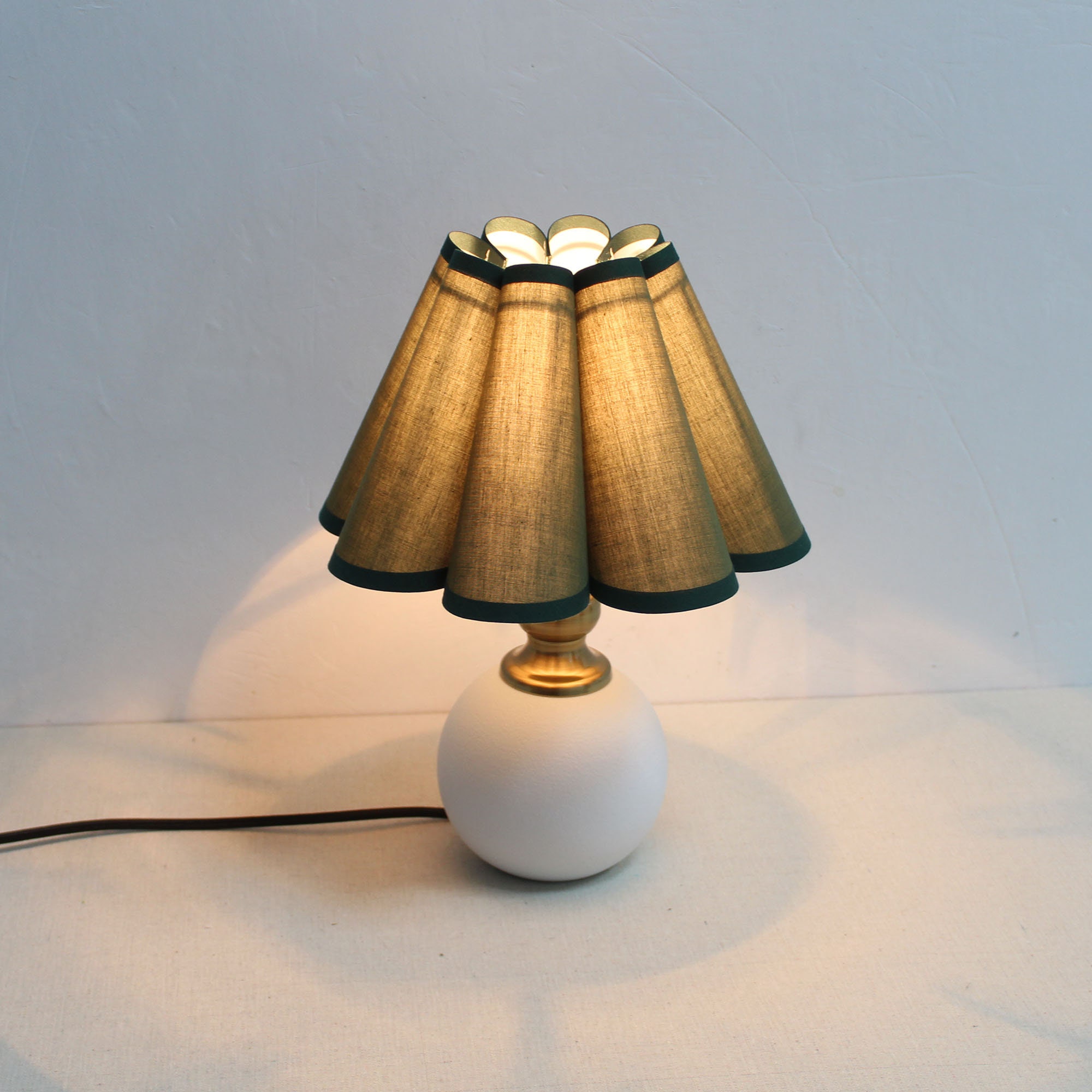 Duzy handmade scallop shape moss green fabric and ceramic base table lamp-50#, 110-240V/50-60Hz