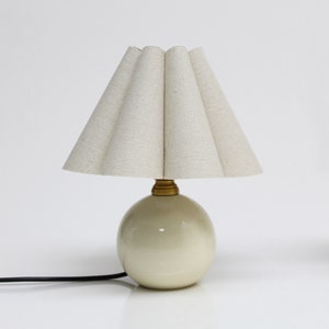 Handmade Burlap Pleated Table Lamp: Ceramic Base, Beige