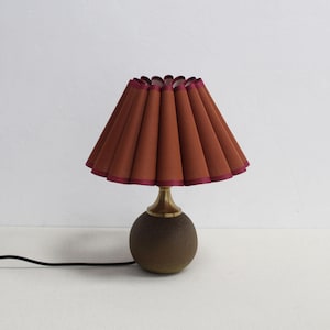 Lámpara de mesa nueva hecha a mano de Duzy con base de cerámica y tela de color marrón alazán, n.° 54, 110-240 V/50-60 Hz