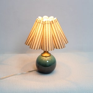 Duzy handmade scallop shape khaki stripes fabric and ceramic base table lamp-90#, 110-240V/50-60Hz