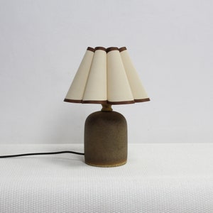 Duzy handgemaakte kaki stof en bruine keramische basislamp voor woondecoratie-9#, 110-240V/50-60Hz, gebruik wereldwijd
