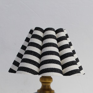 Pantalla de tela de rayas negras hecha a mano: Decoración del hogar