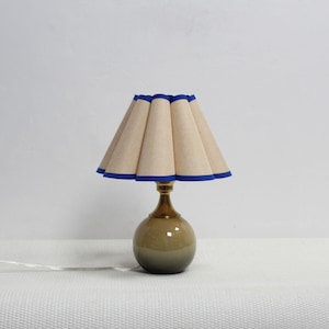 Duzy handmade scallop shape khaki fabric and ceramic base table lamp-56#, 110-240V/50-60Hz