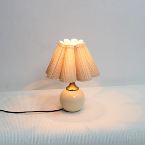 Duzy handmade scallop shape khaki stripes fabric and ceramic base table lamp-46#, 110-240V/50-60Hz