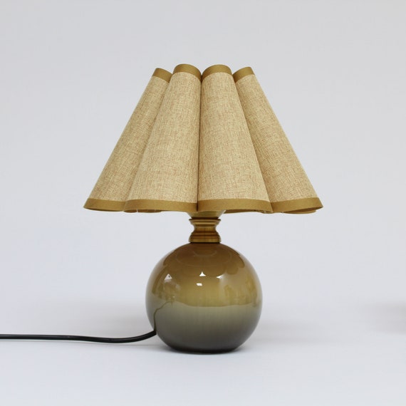 Duzy Handmade Scallop Shape Tan Linen and Ceramic Base Table Lamp