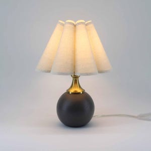 Duzy handmade scallop shape light oatmeal fabric and ceramic base table lamp-5#, 110-240V/50-60Hz