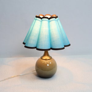 Ręcznie robiona lampa stołowa z tkaniny w kolorze jasnoniebieskim z muszlą i ceramiczną podstawą