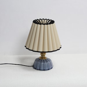 Lampada da tavolo in tessuto color cachi fatta a mano: base in ceramica, finiture nere - 9#