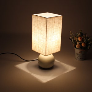 Ręcznie robiona lampa stołowa z lnu khaki z ceramiczną podstawą