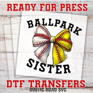 Op de afbeelding: Een witte en gele softball strik met rode stiksels. De strik is gecentreerd op een witte achtergrond met de tekst "Ballpark Sister" in zwarte letters. De tekst "Ready for Press" staat bovenaan de afbeelding en "DTF Transfers" staat onderaan.