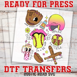 Könnte beinhalten: Ein Set mit 10 Bügelbildern zum Thema Softball. Die Designs beinhalten einen Softball, einen Baseballschläger, einen Hotdog, ein Getränk, eine Fangmaske, einen Handschuh und einige andere Designs. Die Designs sind in leuchtenden Farben gehalten und haben einen Comic-Stil. Der Text auf den Bügelbildern lautet "I'm a hot mess", "H2O all day", "safety first", "keep your eye on the ball", "always stressed", "where's my gloves", and "moom!"