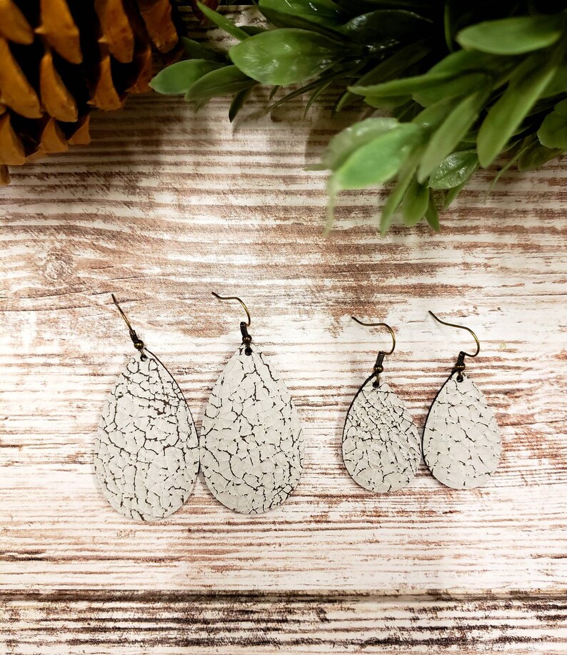Farmhouse Teardrop earring White Crackle bridesmaid jewelry 302 Egg Shell