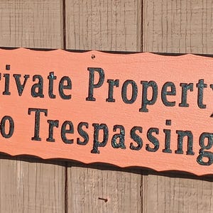Passen Sie dieses Schild mit dem Schild Privatbesitz Kein Trespass an.