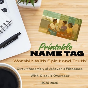 Puede incluir: Una etiqueta de nombre imprimible con el texto "Worship With Spirit and Truth". La etiqueta de nombre presenta una ilustración de tres personas y el texto "Circuit Assembly of Jehovah's Witnesses" y "2025-2026". La etiqueta de nombre está sobre una superficie de madera.